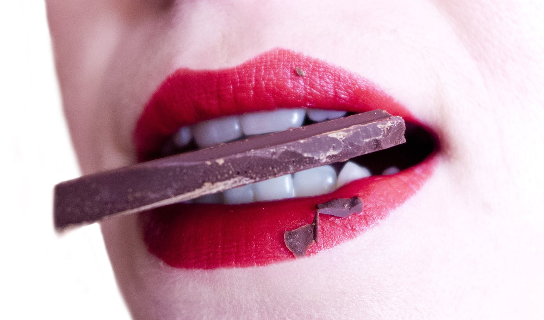 Scopri come mangiare cioccolato fondente può migliorare la tua pelle